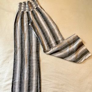 Never been worn. Super comfy, loose fit pant.